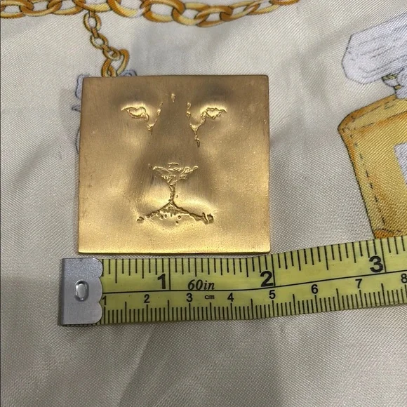 Gold Lion Face Brooch - Picture 3 of 4